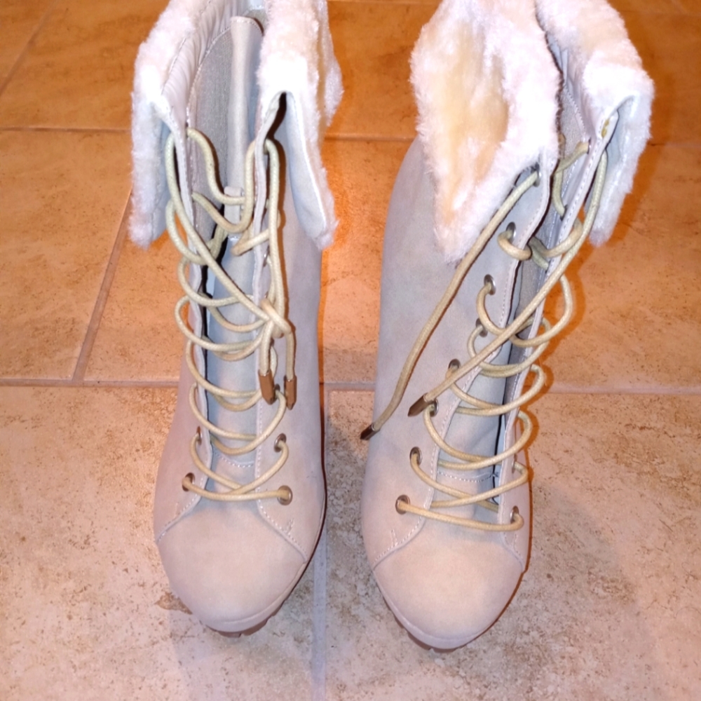 Nude/Camel faux fur chunky heel bootie sz 8.5